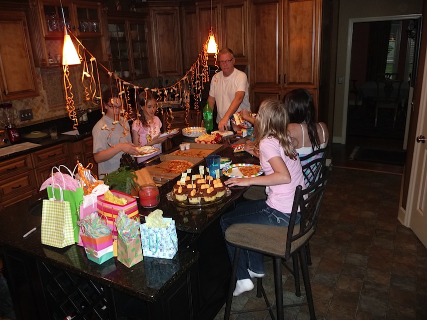 girls-food-kitchen